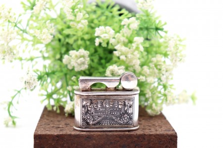 Isqueiro em prata com Taj Mahal em alto relevo em ambas as faces