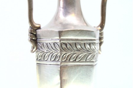 Conjunto de jarras em prata com frisos na estrutura e duas asas elevadas.