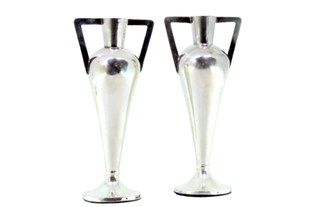 Par de jarras em prata lisa com bases circulares e asas retilíneas.