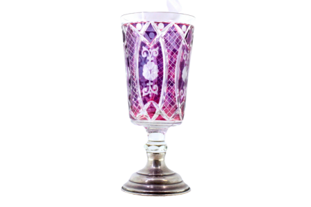 Jarra em vidro lapidado em tons bordeaux assente em base de prata com friso e enchimento.