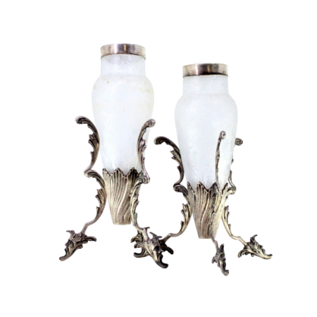 Conjunto de jarras em vidro fosco com relevos florais assente em estrutura de prata com  aplicações e três pés recortados em forma de Deuses.