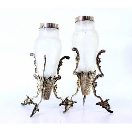 Conjunto de jarras em vidro fosco com relevos florais assente em estrutura de prata com  aplicações e três pés recortados em forma de Deuses.
