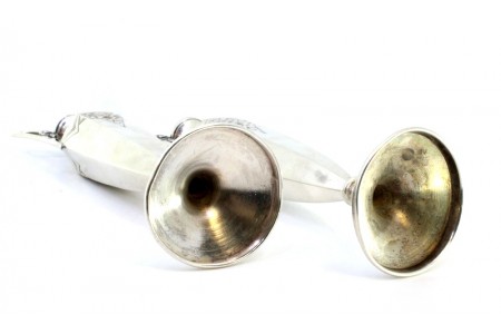 Conjunto de jarras em prata com motivos florais relevados, forma sextavada