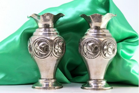 Par de jarras com bordos ondeados, motivos florais relevados assentes em bases