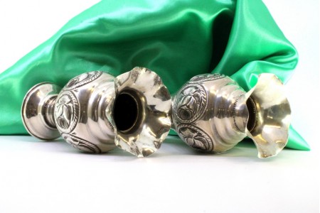 Jarras com bordos ondeados, motivos florais relevados assentes em bases