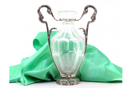 Jarra em vidro lapidado com estrutura em prata e aplicações, assente em base 