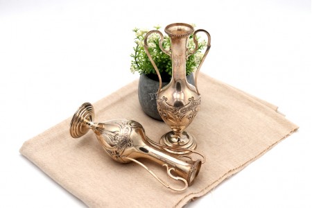  Conjunto de jarras em prata com duas pegas, rebordos perlados e relevos com bases frisadas.