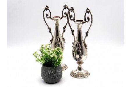 Conjunto de jarras em prata com pegas com enrolamentos, cartelas para monograma