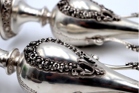 Conjunto de jarras em prata com pegas com enrolamentos, cartelas para monograma