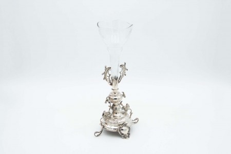 Jarra em vidro lapidado com estrutura em prata