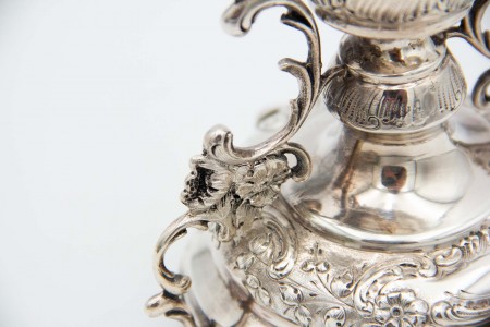 Jarra em vidro lapidado com estrutura em prata