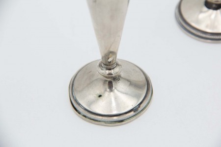 Jarrinhas de prata com relevos florais