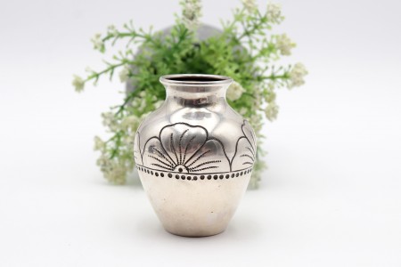 Jarrinha bojuda em prata com flores gravadas na envolvência