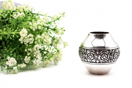  Jarrinha bojuda em prata com padrão floral relevado na cintura