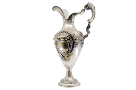 Jarro de água em prata concheada envolvendo cartelas em ambos os lados 