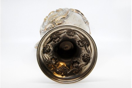 Jarro de água em prata concheada envolvendo cartelas em ambos os lados 