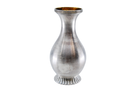  Jarra em prata com base canelada e base frisada.