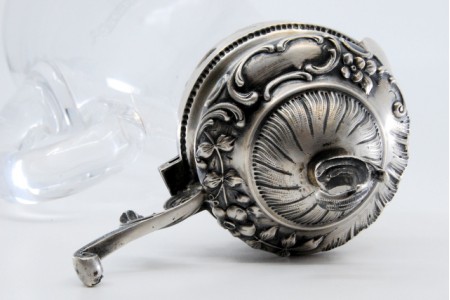 Jarro de água em vidro  com pomo recortado na tampa em prata.