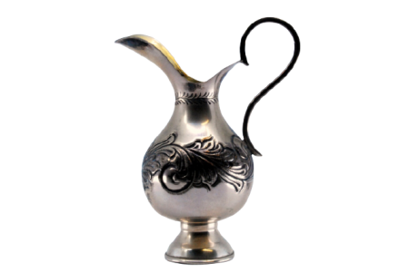  Jarro de água em prata com gravados, asa e base lisos.