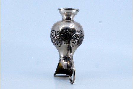  Jarro de água em prata com gravados, asa e base lisos.