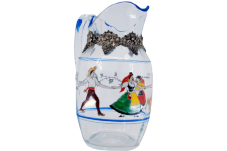 Jarro em vidro com trajos tipicos portugueses com aplicações de parta e cachos de uvas no cimo.