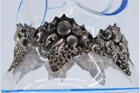 Jarro em vidro com trajos tipicos portugueses com aplicações de parta e cachos de uvas no cimo.