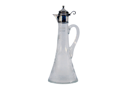 Jarro em vidro com relevos no gargalo e tampa basculante em prata.