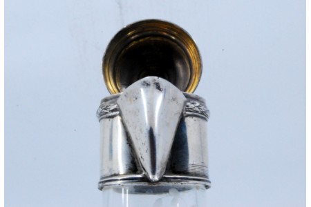 Jarro em vidro com relevos no gargalo e tampa basculante em prata.