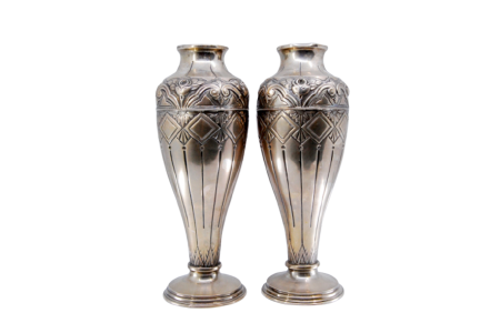 Jarras em prata com motivos florais relevados, concheados e bases circulares.