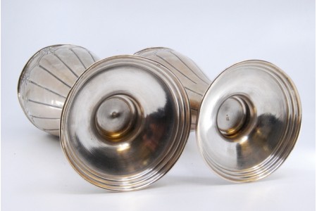 Jarras em prata com motivos florais relevados, concheados e bases circulares.