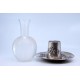 Garrafa de noite em vidro frisado com base e copo em prata com motivos florais relevados.