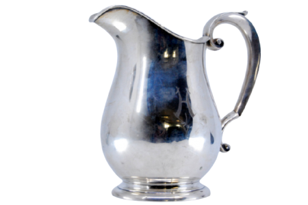Jarro de água em prata lisa e com pequenos frisos, assente em base circular.