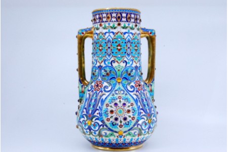  Recipiente para líquidos em prata dourada com esmaltes cloisonné ao gosto Russo.