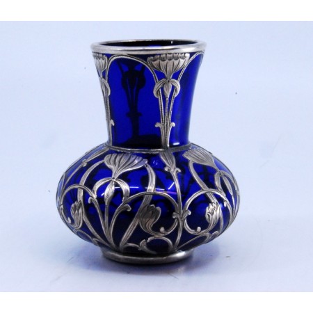 Jarrinha em vidro azul revestida a prata recortada ao gosto islâmico.
