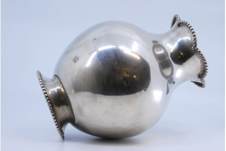 Pote bojudo em prata com recortes no bordo e friso perlado.