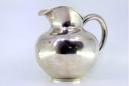 Jarro de água em prata de forma bojuda e assente sobre base circular.