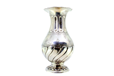 Jarra em prata com caneluras no rebordo e base, motivos florais gravados e friso em forma de corda no bordo.