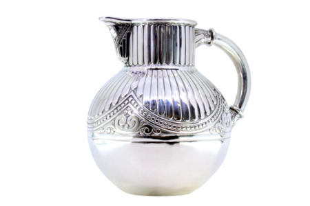Jarro de vinho em prata canelada em forma bojuda e relevada com frisos perlados.