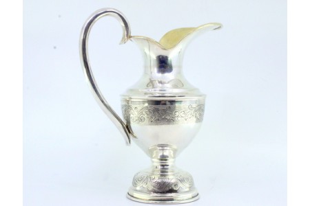 Jarro de água em prata com gravados no corpo e base,  interior em dourado e asa lisa.