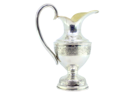 Jarro de água em prata com gravados no corpo e base,  interior em dourado e asa lisa.