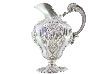  Jarro de água em prata ao estilo D. João V relevado e concheado.