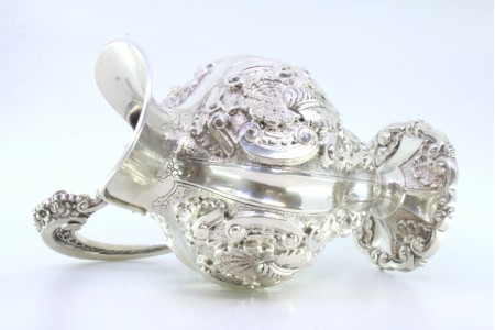  Jarro de água em prata ao estilo D. João V relevado e concheado.