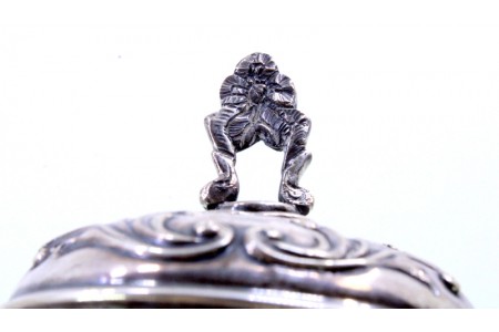 Jarro de vinho com estrutura em prata, vidro vermelho facetado,  tampa relevada com pomo vazado e cabo frisado na envolvência.