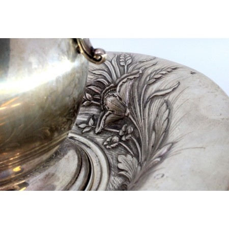 Lavanda e gomil em prata com relevos florais ao estilo Arte Nova.