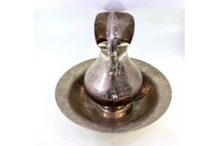 Lavanda e gomil em prata com gravados de grinaldas e cabo relevado com folhas de acanto.