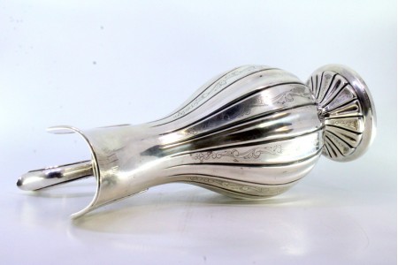 Jarro de água em prata canelada com gravados e assente sobre base circular.