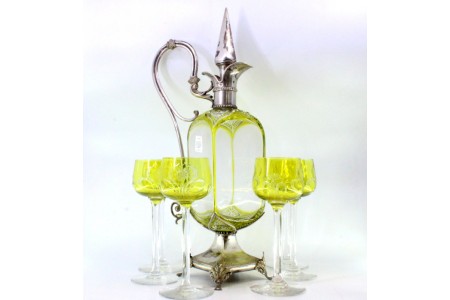  Jarro de licor com alma em vidro relevado em tons de verde pistácio 
