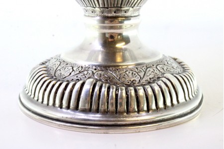 Jarro de água em prata canelada no corpo com gravados na envolvência e rebordo com enrolamentos na asa.