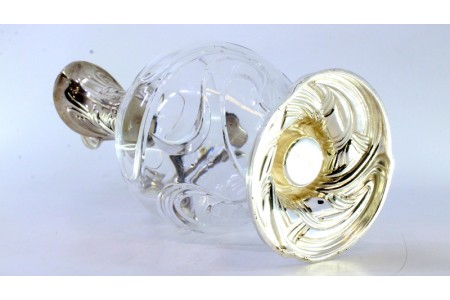 Jarro de vinho em prata  em vidro lapidado com relevos e base circular.