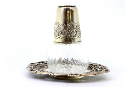 Garrafa de noite em vidro lapidado com copo e base em prata recortada.